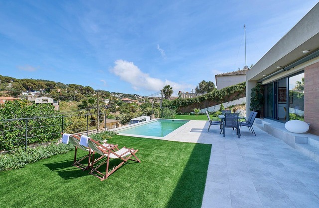 2AGN02 - Modern house with private swimming pool in residential area