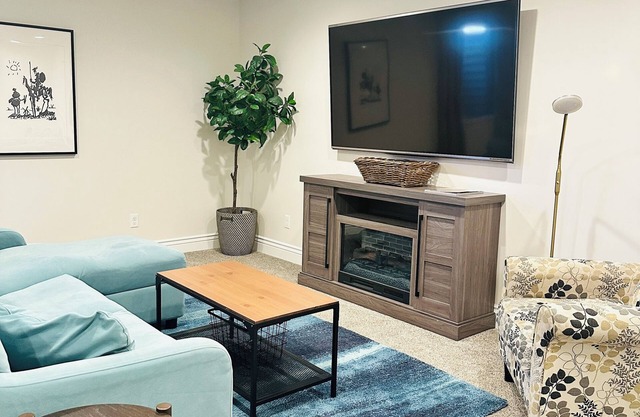 2B/1B Basement Apt Near Jordan Landing - Flexible Check-in/out! Sleeps 6