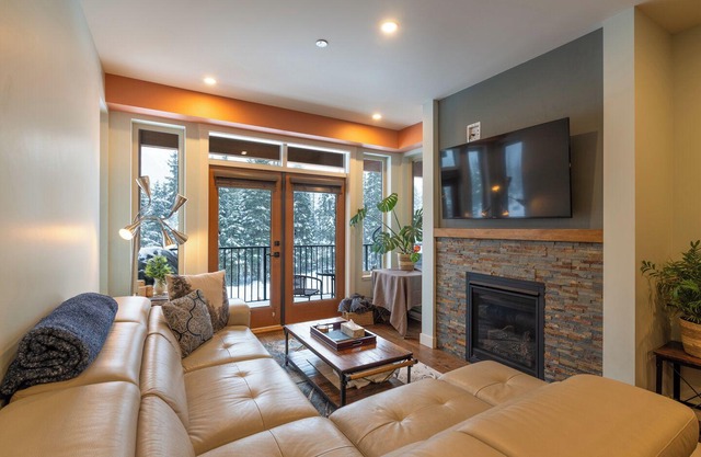 2B/2B Ski-In/Out Condo w Hot Tub, Dry room, Gym