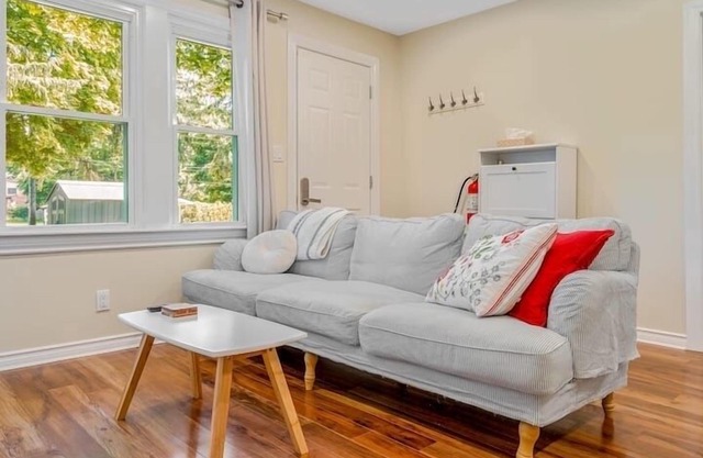 2bdrm Family Cottage - Short walk to the Beach