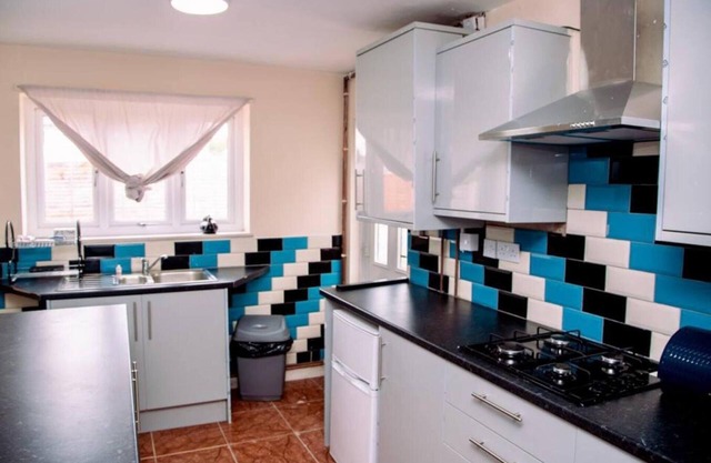 2bed House- Dudley-garden-wifi-tv