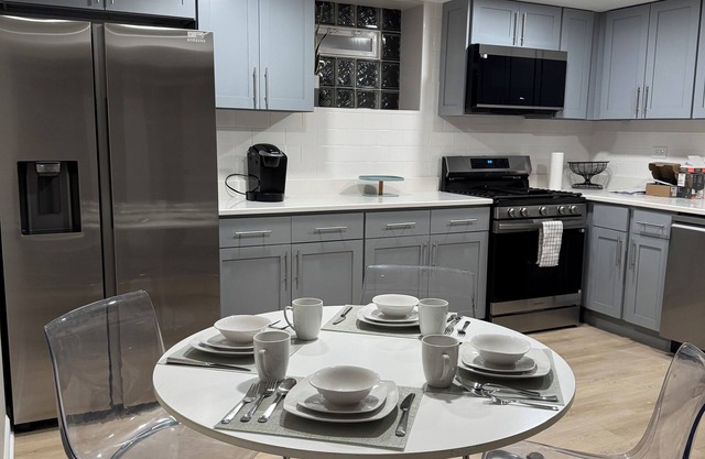 2bedroom apartment in fantastic Chicago near Ohare and quick drive into the city
