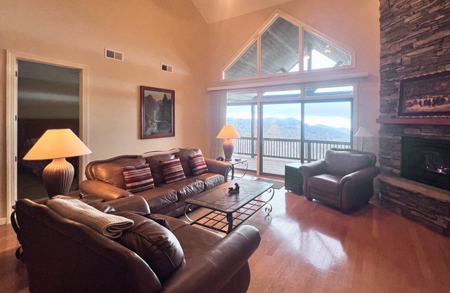 2bedroom w/loft -long range mountain views