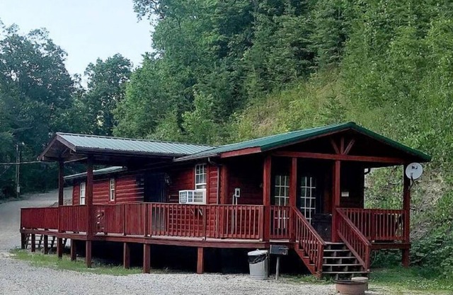 2BR 1 Bath cabin w/full kitchen, hot tub, and living room.