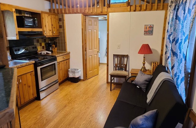 2BR 1BA Cabin w/4 Bunk Beds & Queen