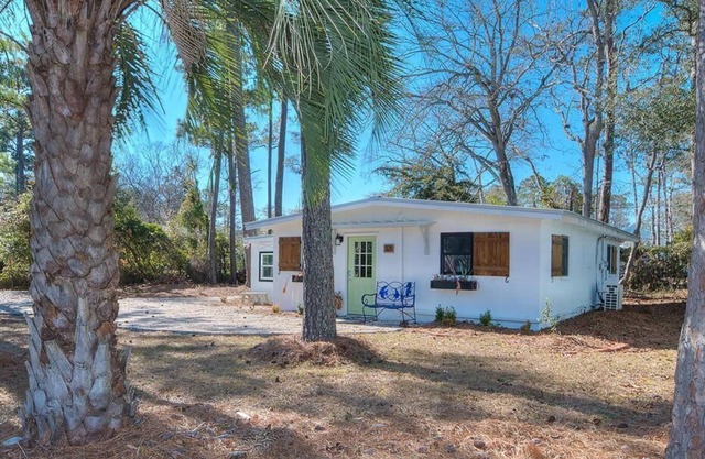 2BR/1BA House - Dog Friendly, Fenced Yard, Walk to Beach/Fishing, Sleeps 6