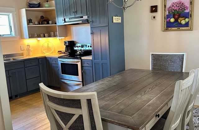 2BR/2BA 2 story house, dog friendly
