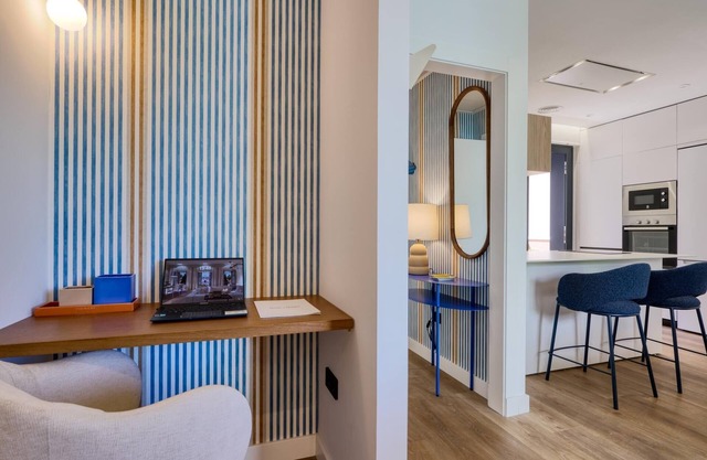 2BR/2BA Apt, Elevator, Workspace & Free Parking