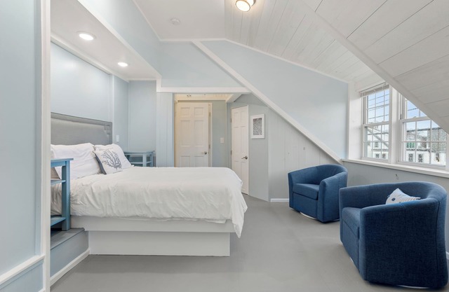 2BR/2BA Harborside Home · Fenced Backyard · Ocean View ·Walk to Rocky Neck+Beach