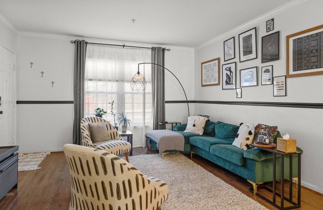 2BR & 2BA Townhome style condo near Metro station