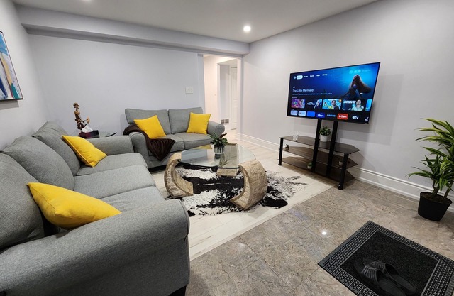 2BR+2Bath! 2queen beds! Luxurious Large Private Quiet Free Parking & Ultra Clean