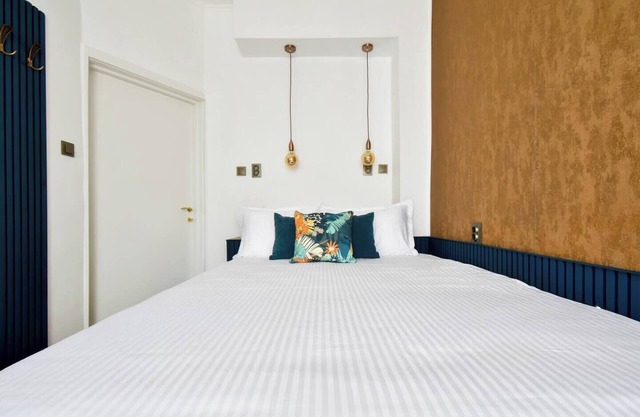 2BR, 4 Baths, Terrace – Steps from Sofia Landmarks