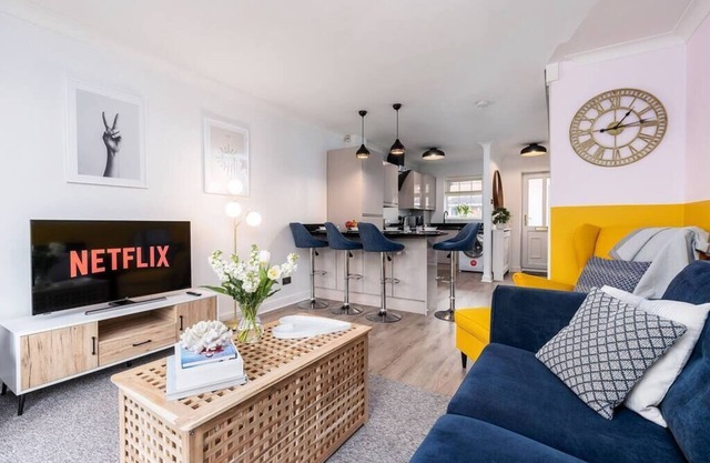 2BR/4bd contemporary & cosy home