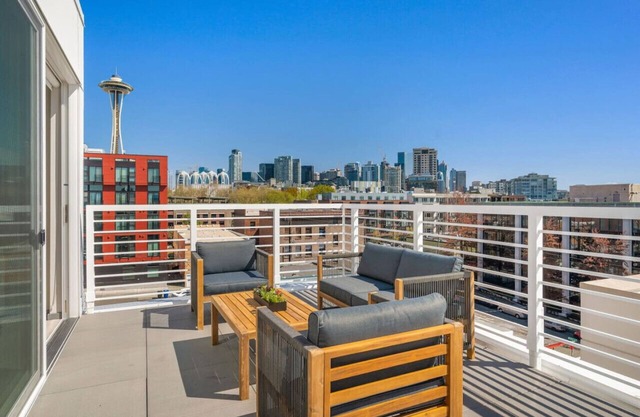 2BR Apt Panoramic Seattle Views | Private Balcony