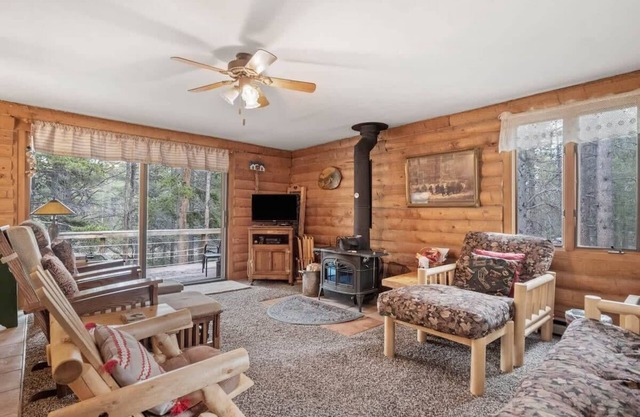 2BR Cabin–⁠Deck Lake View & Access–⁠BBQ, Pets OK!