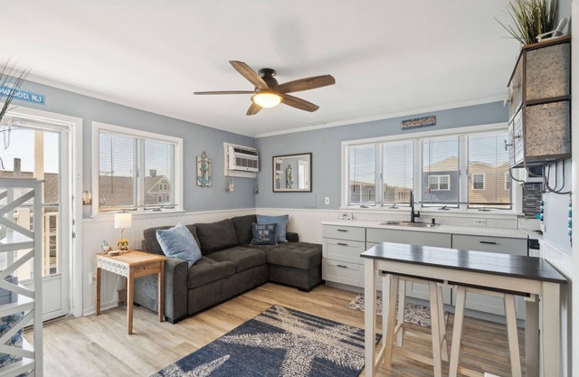 2BR Condo, Walk to Everything, WiFi, AC, Parking - Fireworks, Sleeps 6