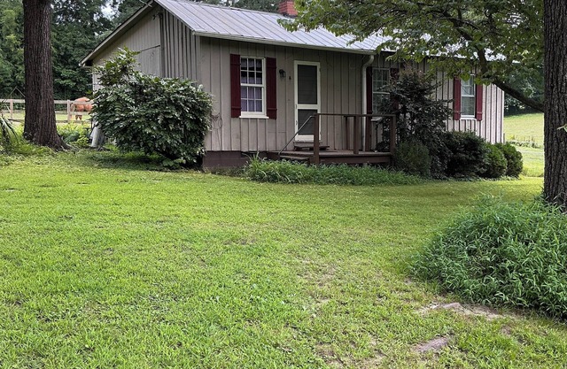 2BR Country Relaxation on Small Horse Farm-Convenient location -New King Bed!