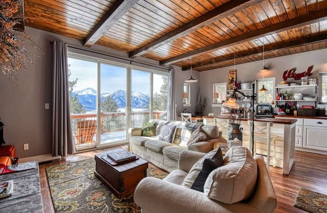 2BR Cozy Cabin: Mountain Views & Cozy Fireplace