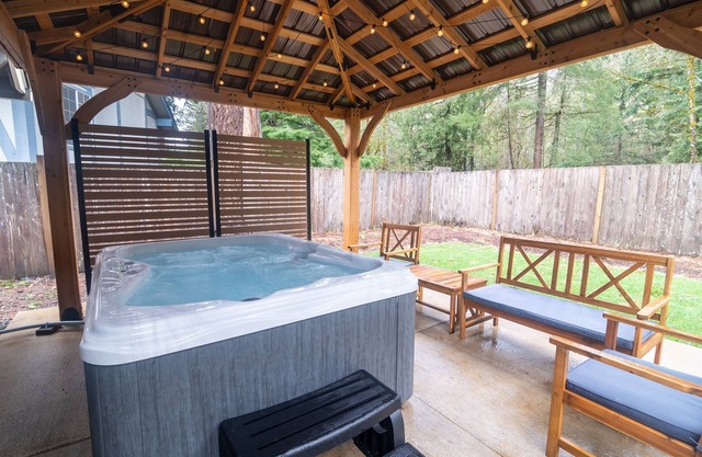 2BR Cozy Cabin w/Pvt Hot Tub, Pool+River Access