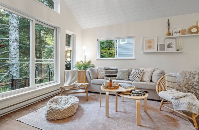 2BR Creekside Gem|Steps to Gondola,Free PKNG|Patio