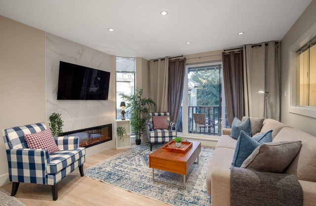 2BR + Den | Gables | King Bed | Prime Location | Near Both Mountains | Fireplace | Parking
