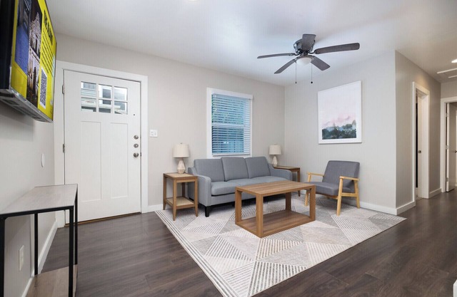 2BR Downtown Flat Insurance & Relocation Housing Fast Wi-Fi W/D Monthly