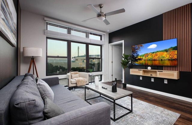 2BR Getaway w/Gym, Parking Near Rvrwalk & Dome