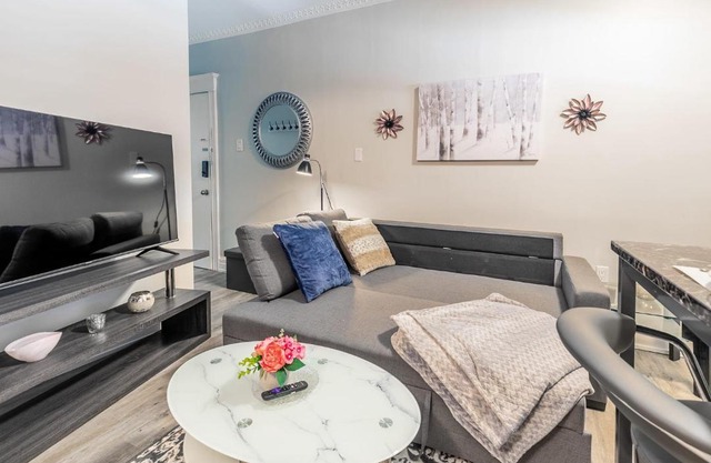 2BR King Apt - Netflix Included