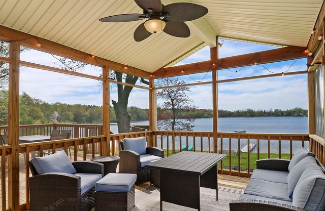 2BR Lake House - Stunning Views - Lake Toys - Screen Room - K Bed - Dog Friendly