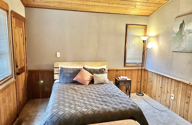 2br Queen Eagles Cabin in Campobello SC near upcoming Saluda Trail