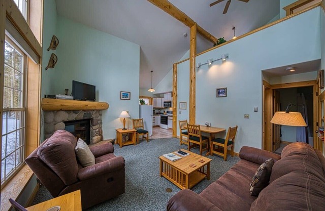 2BR w/Loft Cabin: Fireplace & Mountain View