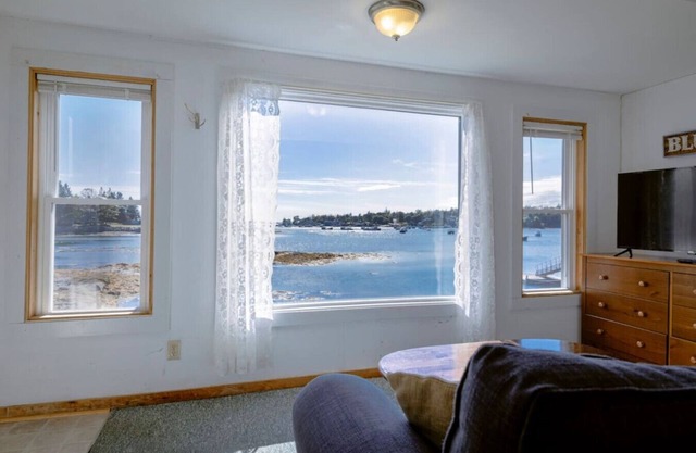 2BR Waterfront Pet Friendly Tiny Home! [Shipwreck]
