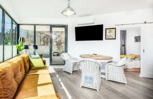 2Homerent | Beachside | Pool | Sea | Lake | WIFI