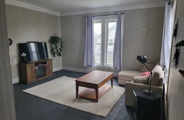 2nd Floor Apt. Downtown near WEC