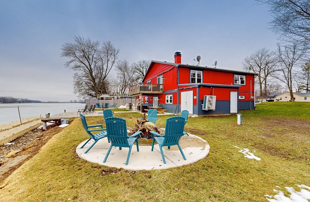 2nd-floor lakefront walk-up with firepit