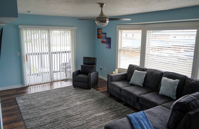 2nd Floor Lakeview 2-Bedroom Condo in Geneva U3