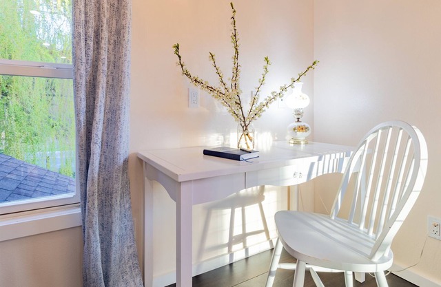 2nd floor remodeled living space 1 mile from Historic downtown Centralia