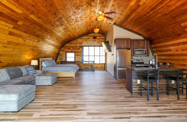2nd-floor studio w/Seneca Lake views, spacious deck, full kitchen, gas grill