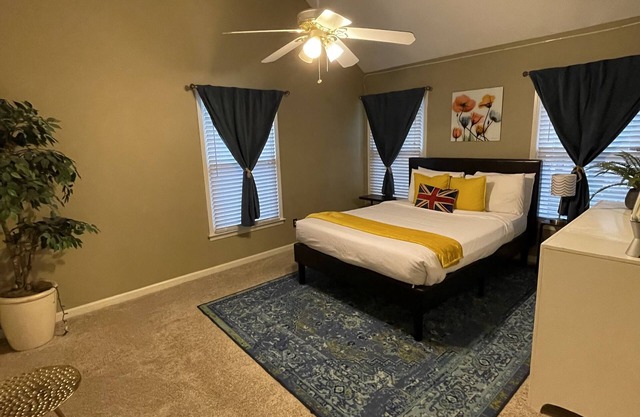 3 - 2.5 home Modern Delight fully equipped kit., fast Wi-Fi, all rooms upstrs