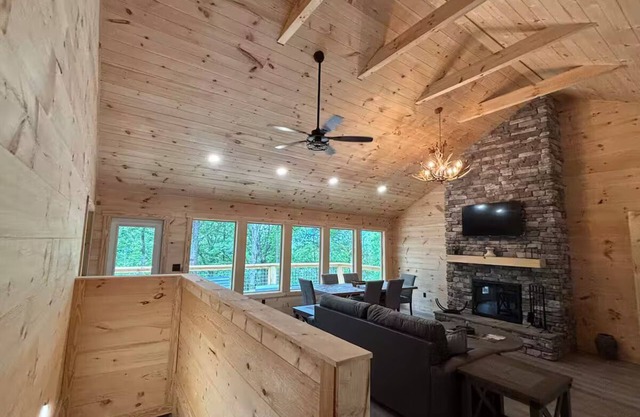 3/2 w/Hot Tub Bear Top Lookout