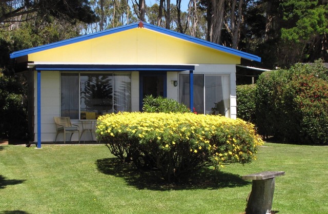 3.5 star, King Island Accommodation, across Sea Elephant Bay. Naracoopa.