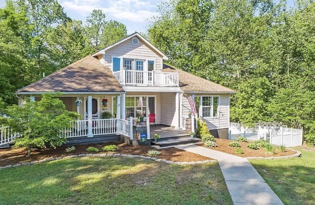 3+ acre Home: Pool Table, Putt-Putt, 4 miles to Downtown and SEMO, Summer Pool