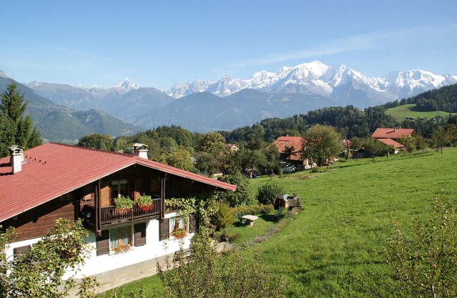 3* apartment with mont-blanc view in detached house