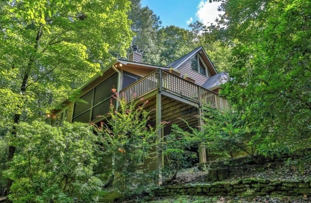 3-bdrm cabin in Ellijay, gated community, outdoor firepit and pool access