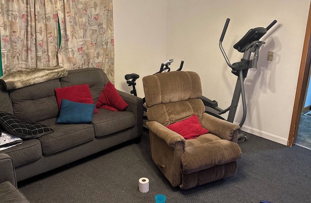 3-bdrm house with AC, small fitness station, WiFi in enchanting Waterloo Iowa.