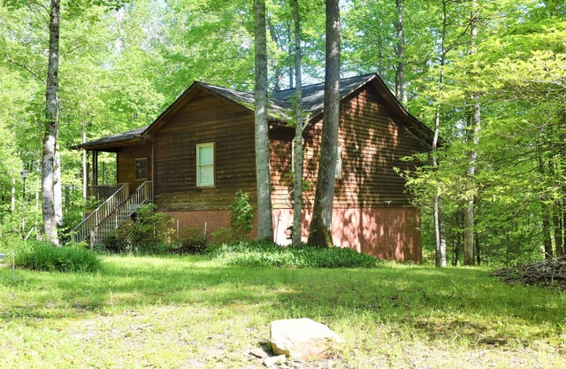 3 bdrms, Bonfire Pit, Screened Porch, Mountain Shade