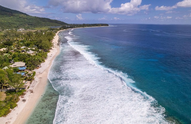 3 beachfront bungalows, for 18 pax max, with pool and lagoon access