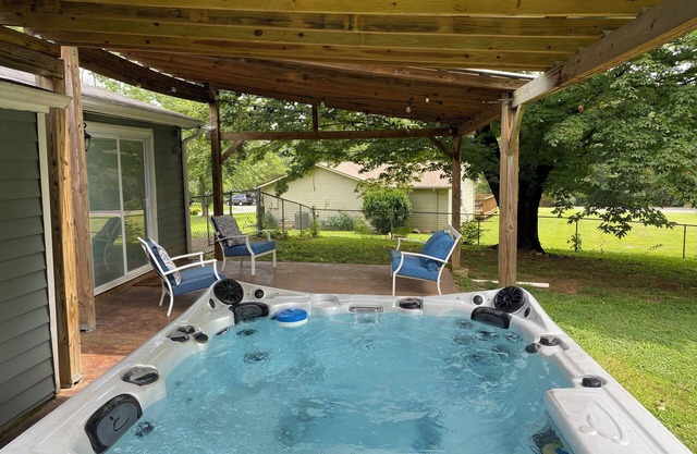 3 bed-1 Bath,5 min to the lake, HotTub, bring your dogs, full fenced back yard.