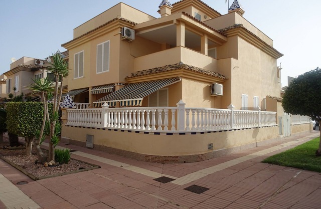 3 Bed, 2 Bath Town house, Aircon, Wifi, Communal pool, Park and Sports area