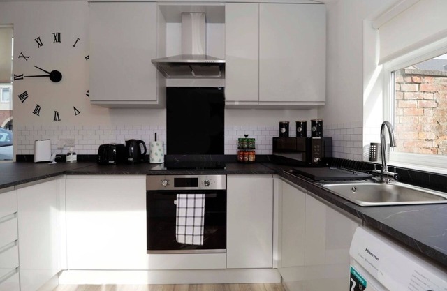 3 Bed House| Business| Sleeps 6| Free Parking-M1